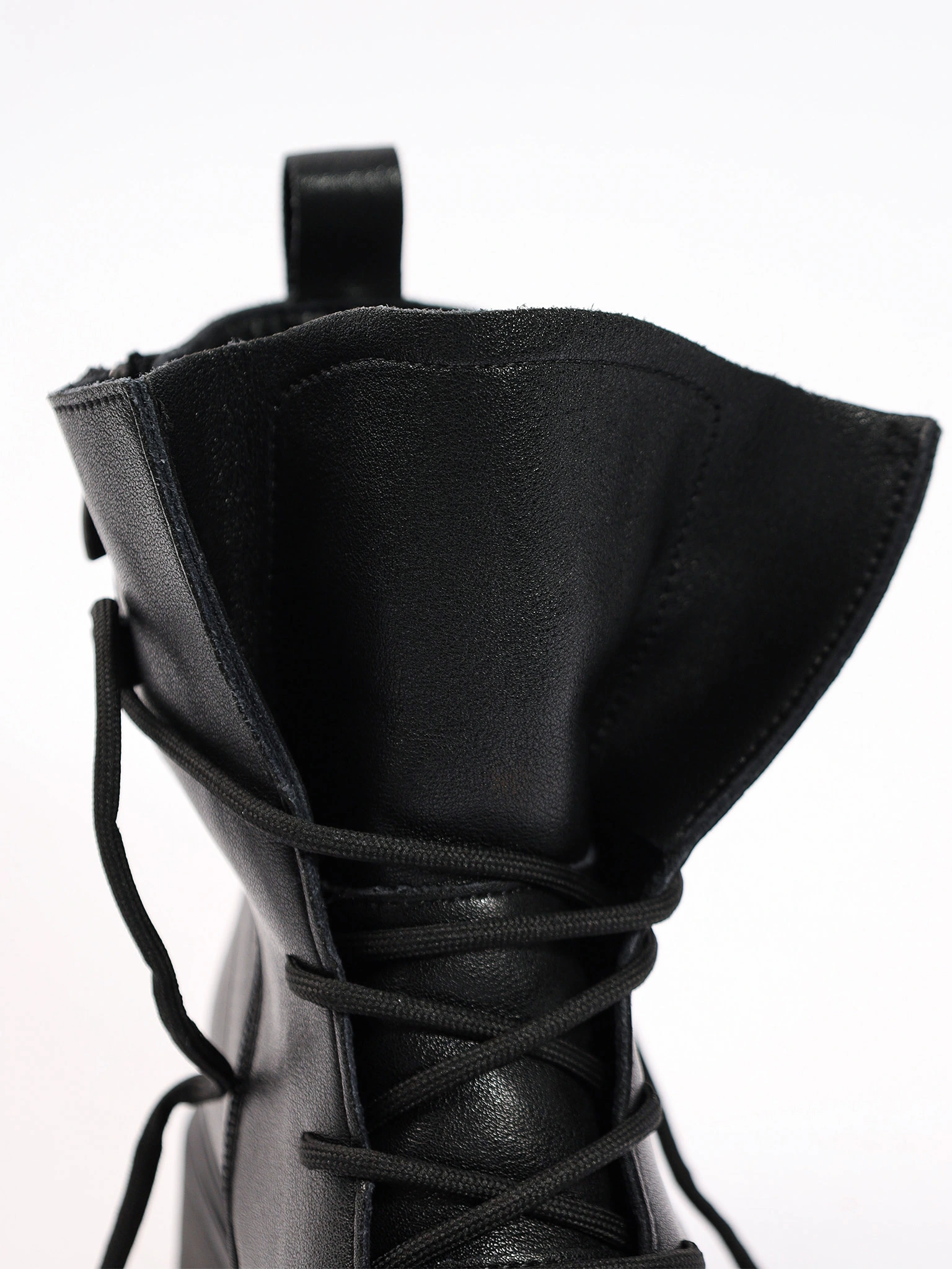 Ботинки-дерби черного цвета из натуральной кожи